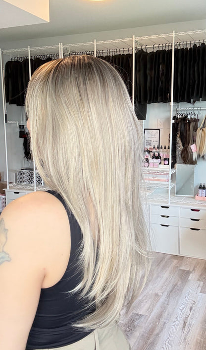 Perruque blonde enracinée Emma avec frange effilée | LC259-13