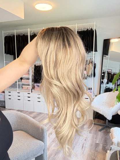 Perruque blonde Lindsey avec frange rideau | SWLC1261-4BL22