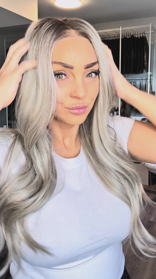 Rogue | Perruque Lace Front 13×4 en Blond Cendré avec Racine Foncée